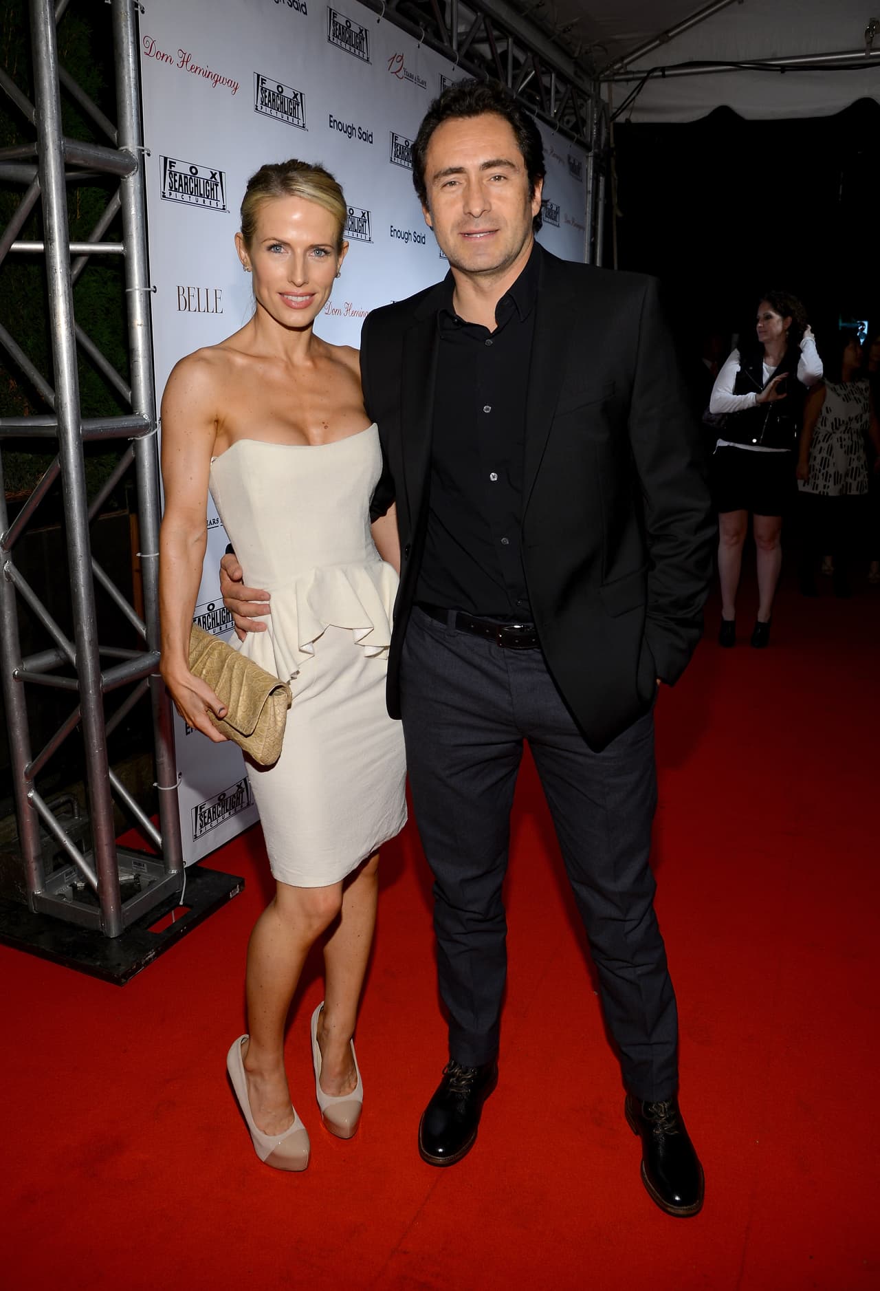 Demián y Stefanie estuvieron juntos desde 2011, y a los pocos meses de haber iniciado su noviazgo dieron muestras de que habían nacido el uno para el otro. “Era imposible no enamorarse de él”, declaró la actriz durante una alfombra roja cuando apenas estaba comenzando su historia de amor.