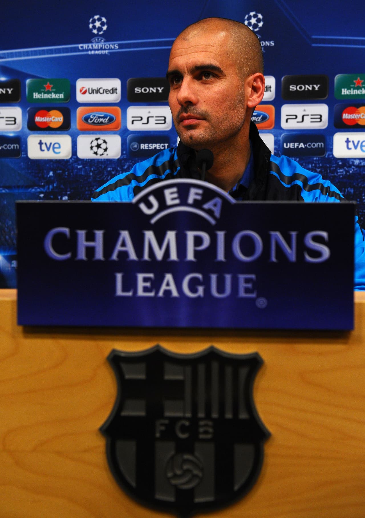 “Él es el puto jefe, el puto amo y no quiero competir en ningún instante. Solo le recuerdo que hemos estado trabajando juntos cuatro años” fueron las palabras con las que Guardiola explotó contra Mourinho cuando señaló que se quejaba del arbitraje.