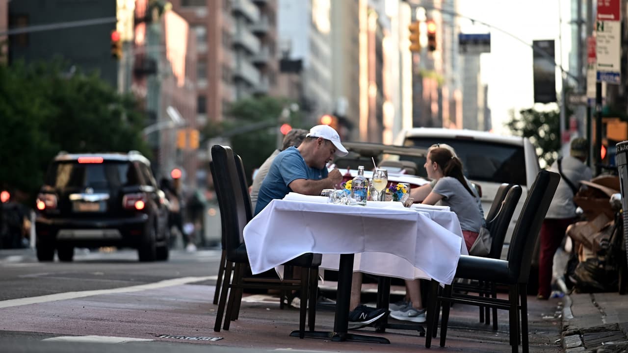 El mandato de vacunas ha sido un “desastre” para los restaurantes de Nueva York