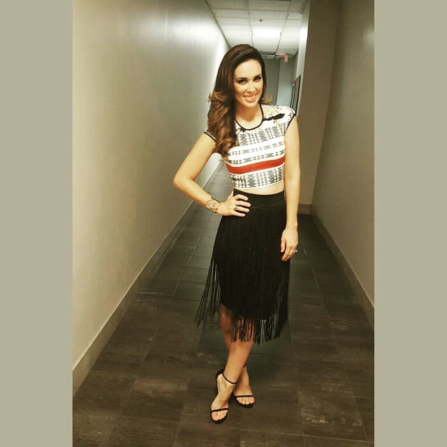 Otra actriz que comenzó en la conducción fue la guapa Jaqueline Bracamontes.