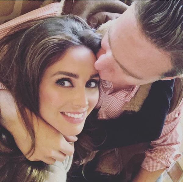 Con esta fotografía, donde su esposo le da un beso en la frente, anunció que su día especial comenzaba: "Ya es mi cumpleaños".