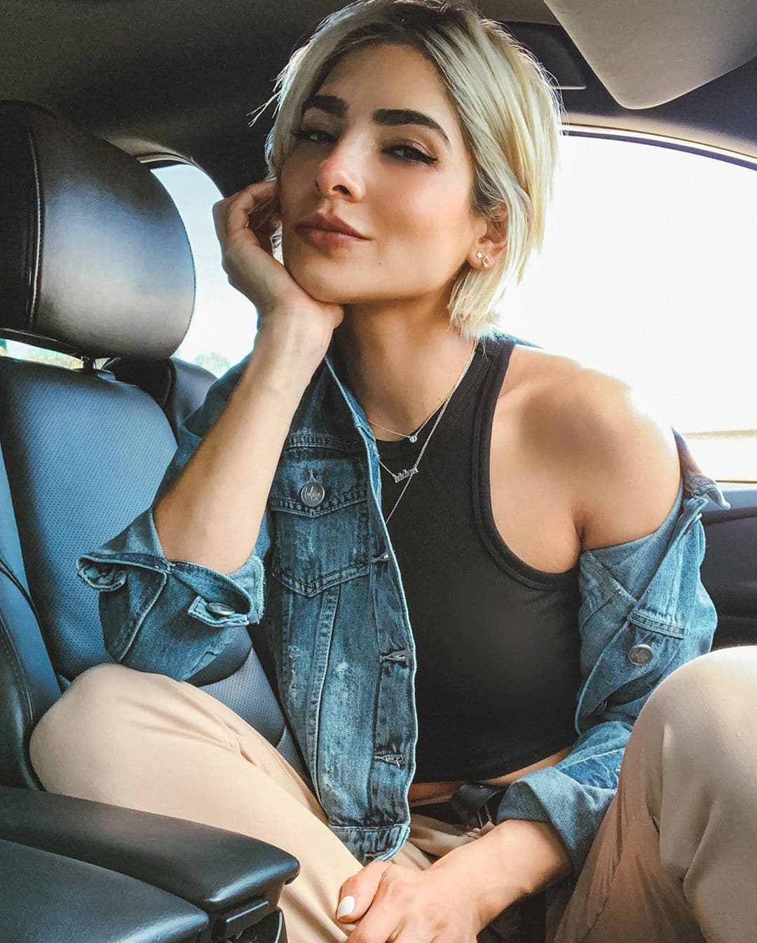 En julio de 2019 se despidió de su larga cabellera para interpretar su personaje en la telenovela Rubí. Y en noviembre se hizo un cambio más radical, convirtiéndose en rubia platinada, lo cual la hacía ver más joven. Pero hace unas semanas anunció que regresó a un tono oscuro.