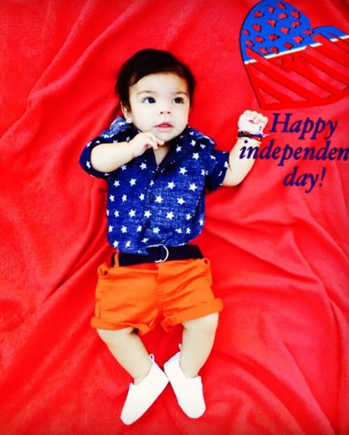 Este hermoso bebé es Matteo, el hijo de la guapa Ale Espinoza, quien celebró vistiendo a su pequeño con los colores de la bandera.
