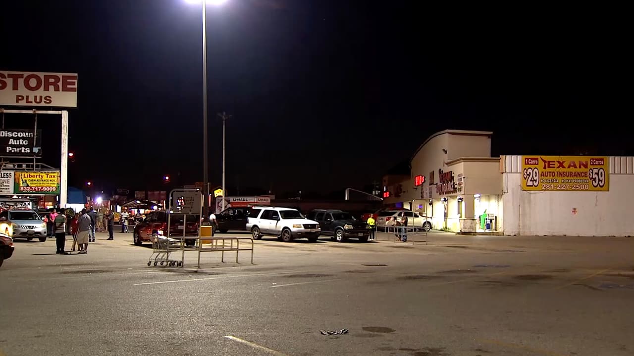 El sheriff del condado Harris Ed González, indicó que el hombre llegó al mall ubicado en la cuadra 5900 de Aldine Mail Rout.