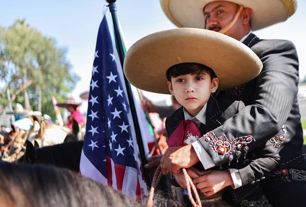 Mexicanos como Miguel Ángel y Aurelio Pérez Montiel se unieron a otros hispanos participando en los actos para celebrar la Independencia de México, durante el festival.