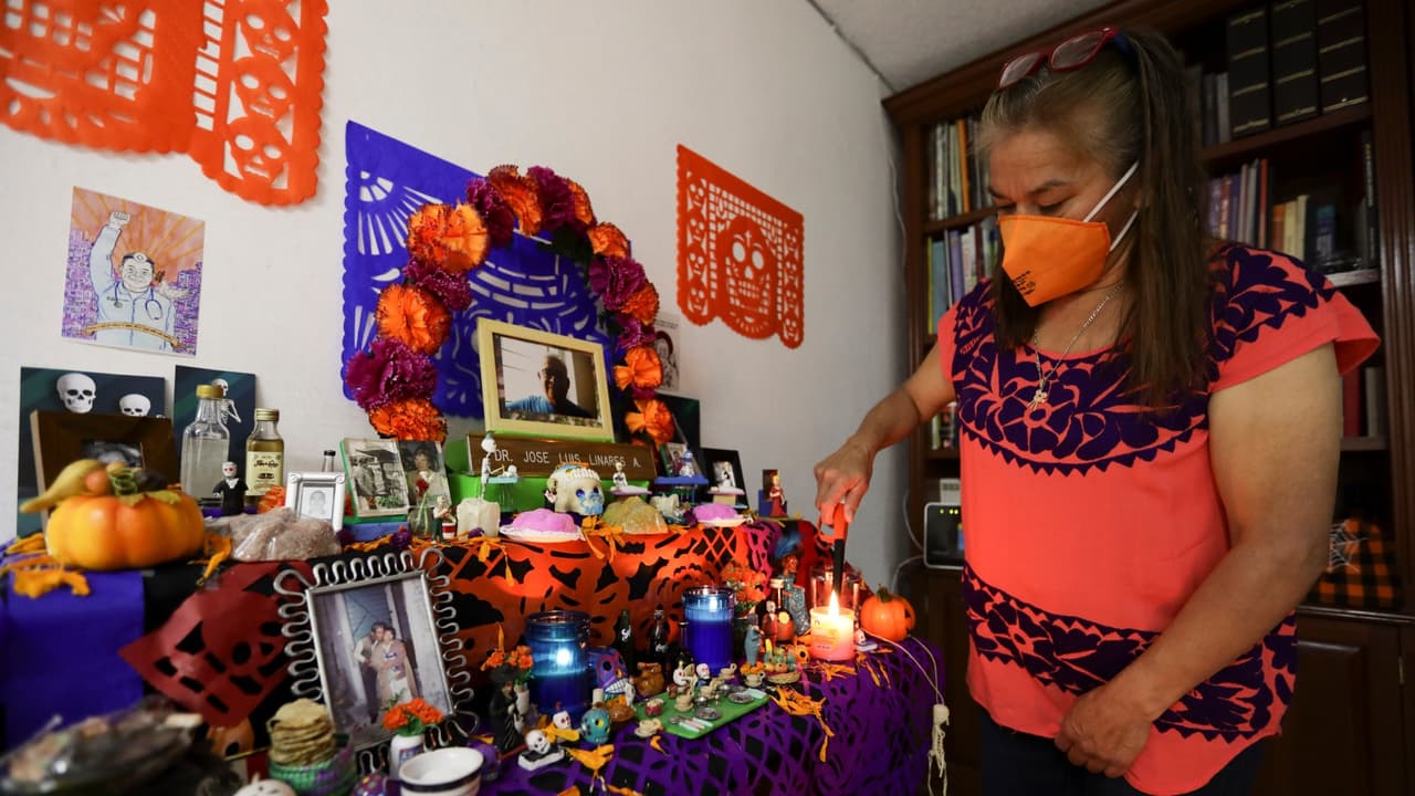 ¿Planeas reunirte con familia este Día de Muertos? Sigue esta guía para evitar contagiarte de coronavirus