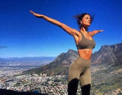 "[...] Impulsar a mi mente y cuerpo durante los momentos difíciles es el acto más grande de amor propio y valentía. Es sumamente sanador estar conectada con mi cuerpo y despejar la mente [...]", continuó la también cantante.