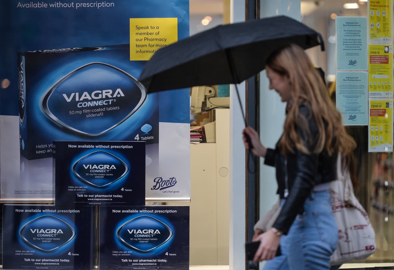 <b>Viagra</b>
<br>
<br>La farmacéutica 
<a href="https://qz.com/1070732/viagras-famously-surprising-origin-story-is-actually-a-pretty-common-way-to-find-new-drugs/"><u>Pfizer estaba desarrollando un fármaco para tratar problemas cardíacos</u></a> y durante las pruebas descubrieron que la droga prototipo estaba provocando erecciones en los hombres.
<br>
<br>Esta casualidad devino en la primera pastilla contra la disfunción eréctil.