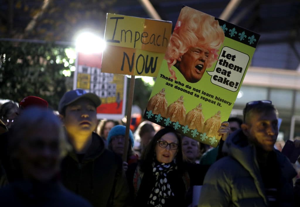 Sin embargo, Trump y sus seguidores aseguran que su enjuiciamiento carece de basamentos y mentiras. Además, el jefe de la Casa Blanca a declarado a medios nacionales que su caída afectará la solvente economía actual del país e incluso mercados internacionales.