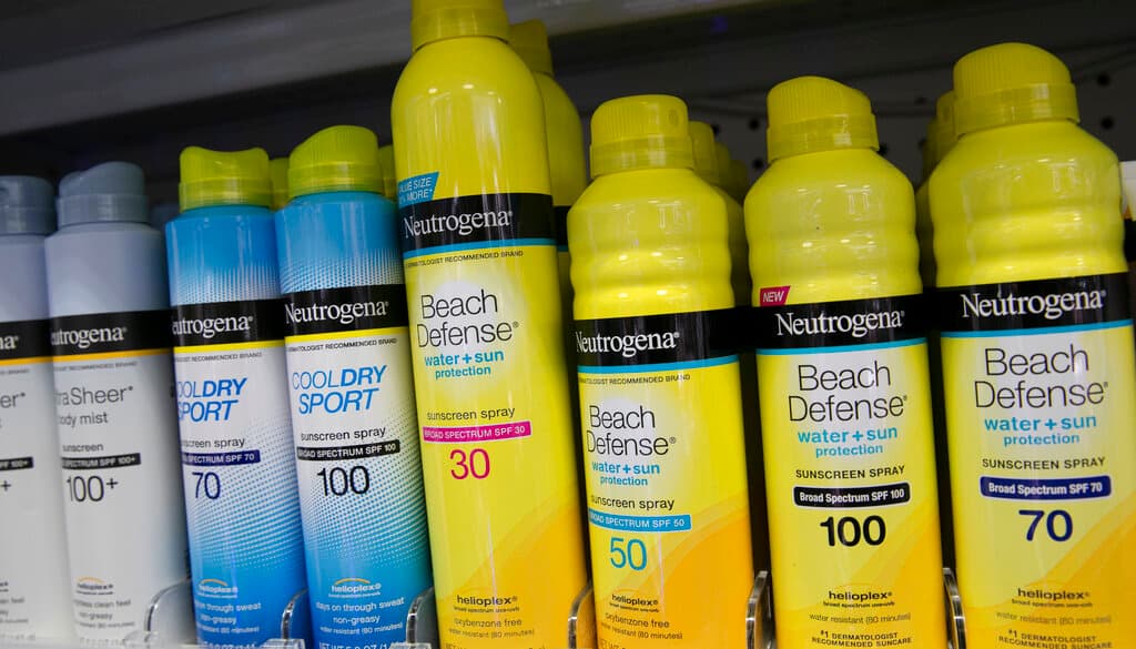 Revisa tu protector solar: Johnson & Johnson retira del mercado varios por contener un cancerígeno