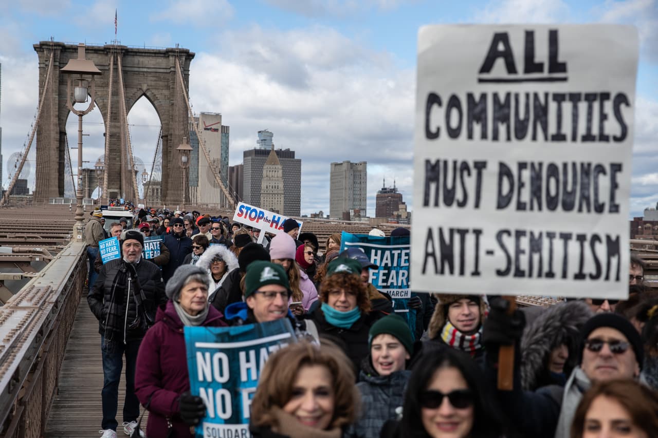 Miles de personas, portando banderas israelíes y otras cantando canciones hebreas, mostraron solidaridad con la comunidad judía de Nueva York tras una serie de ataques antisemitas en la región durante el último mes.