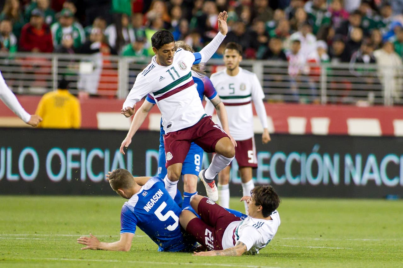 Carlos Vela (7): Desde su ingreso asumió el control del medio campo y entró en contacto constante con el esférico, es sin duda, el más talentoso del Tri.
