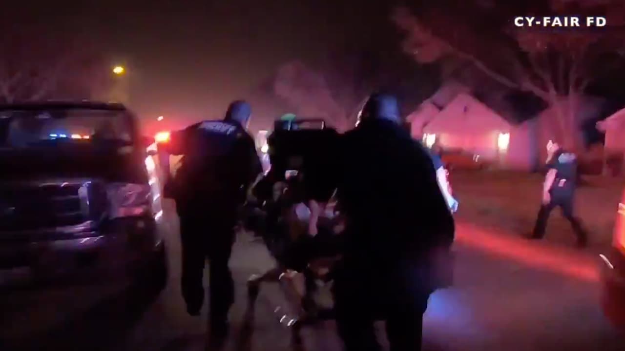 El padre y su hija fueron trasladados a un hospital donde su estado de salud es delicado, indicaron las autoridades.