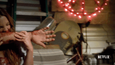 Drew Barrymore hace el papel de un ama de casa que se despierta un día convertida en zombie en la serie Santa Clarita Diet.