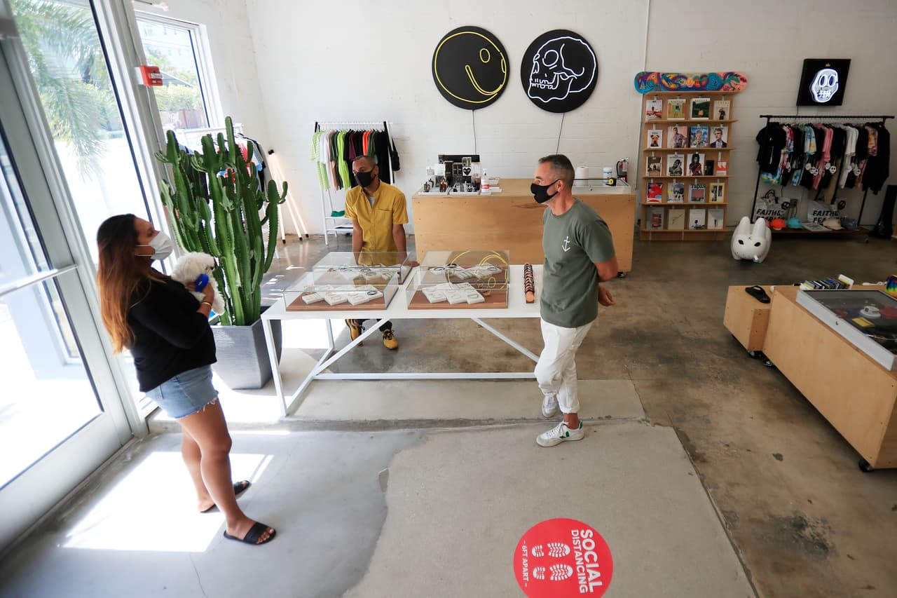 En los almacenes se observaron unos pocos visitantes. No hay que olvidar que una buena parte de los residentes del condado han perdido sus empleos, y por un tiempo al menos no habría para gastar como antes de que iniciara la pandemia del covid-19. 
<br>