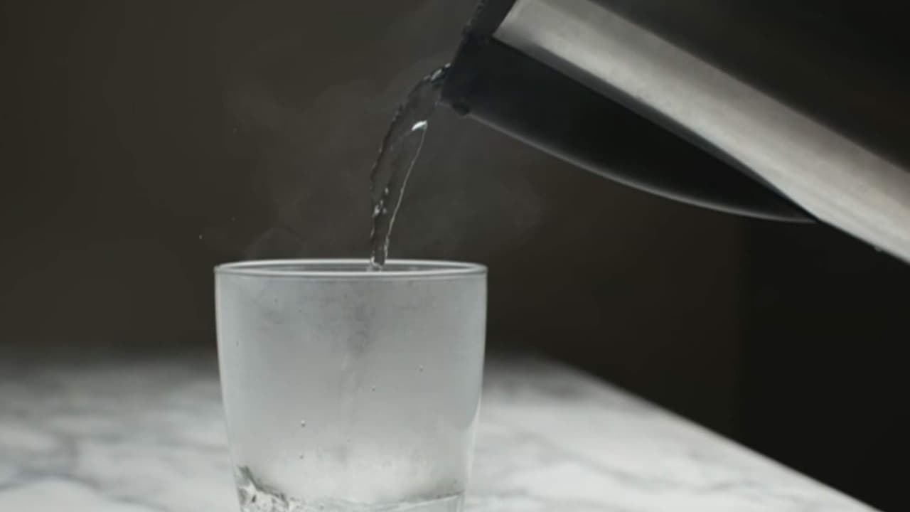 ¿Agua caliente o tibia en ayunas? Doctor aclara mitos y realidades para la salud