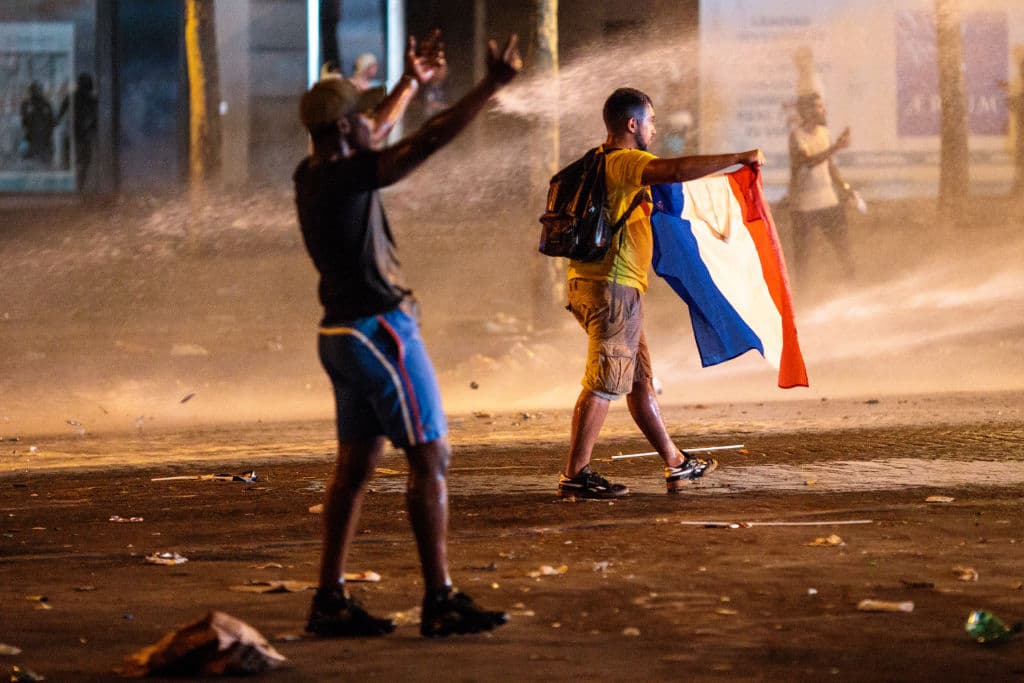 La madrugada en París fue escenario de enfrentamientos entre la Policía y cientos de personas tras la celebración del título de Francia en el Mundial de Rusia 2018.