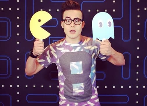 Johnny Sky llegó a Premios Juventud... ¿estará desfilando con Marisela Demontecristo?