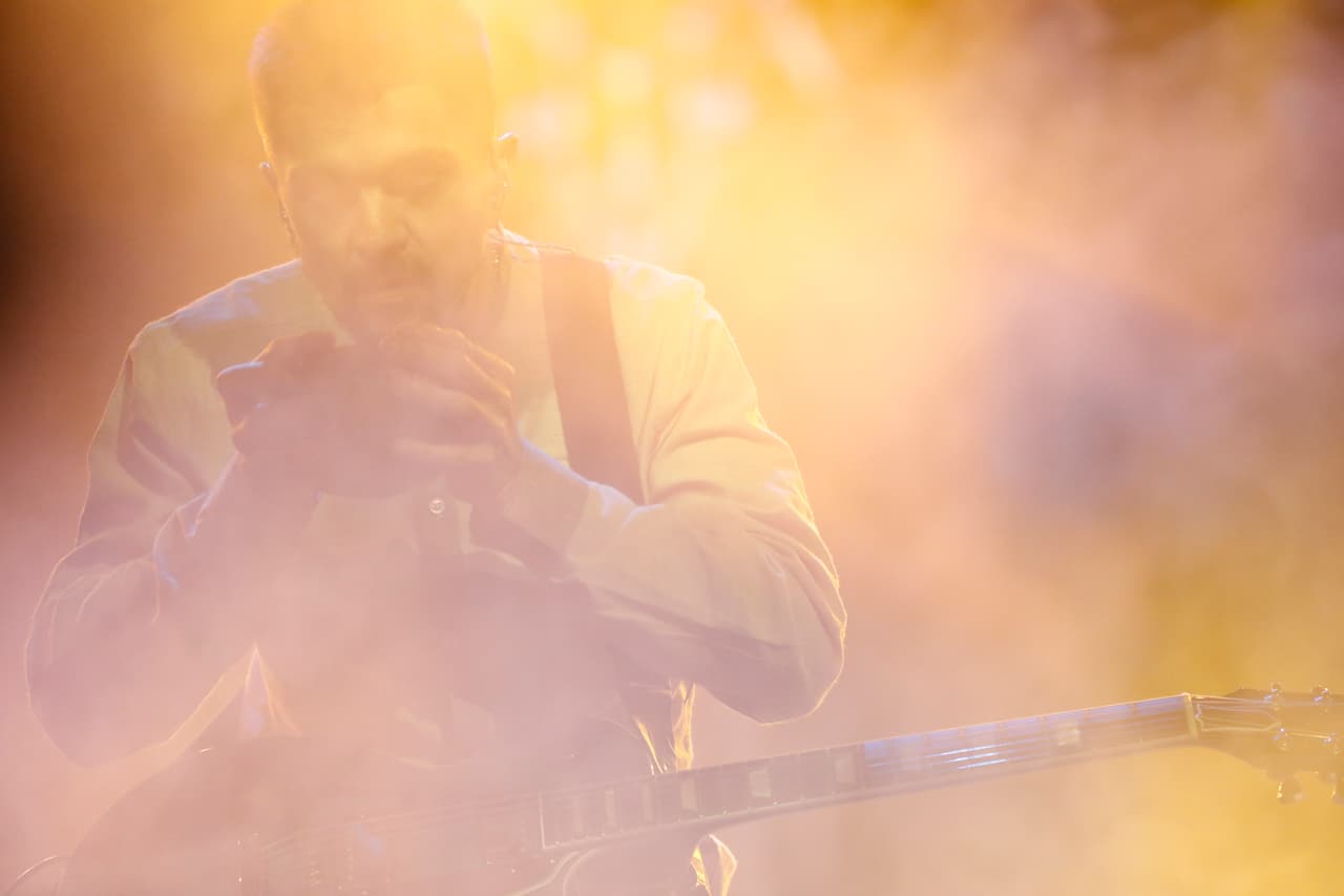 Buscando recuperar la felicidad de niño, Juanes se alista tomar el brebaje.
