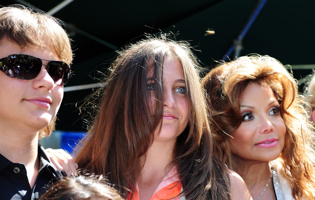 Un año después del súbito fallecimiento de Michael Jackson, ocurrido el 25 de junio de 2009, Paris Jackson lucía más animada en un evento en el que acudió junto a su hermano Prince y su tía LaToya.