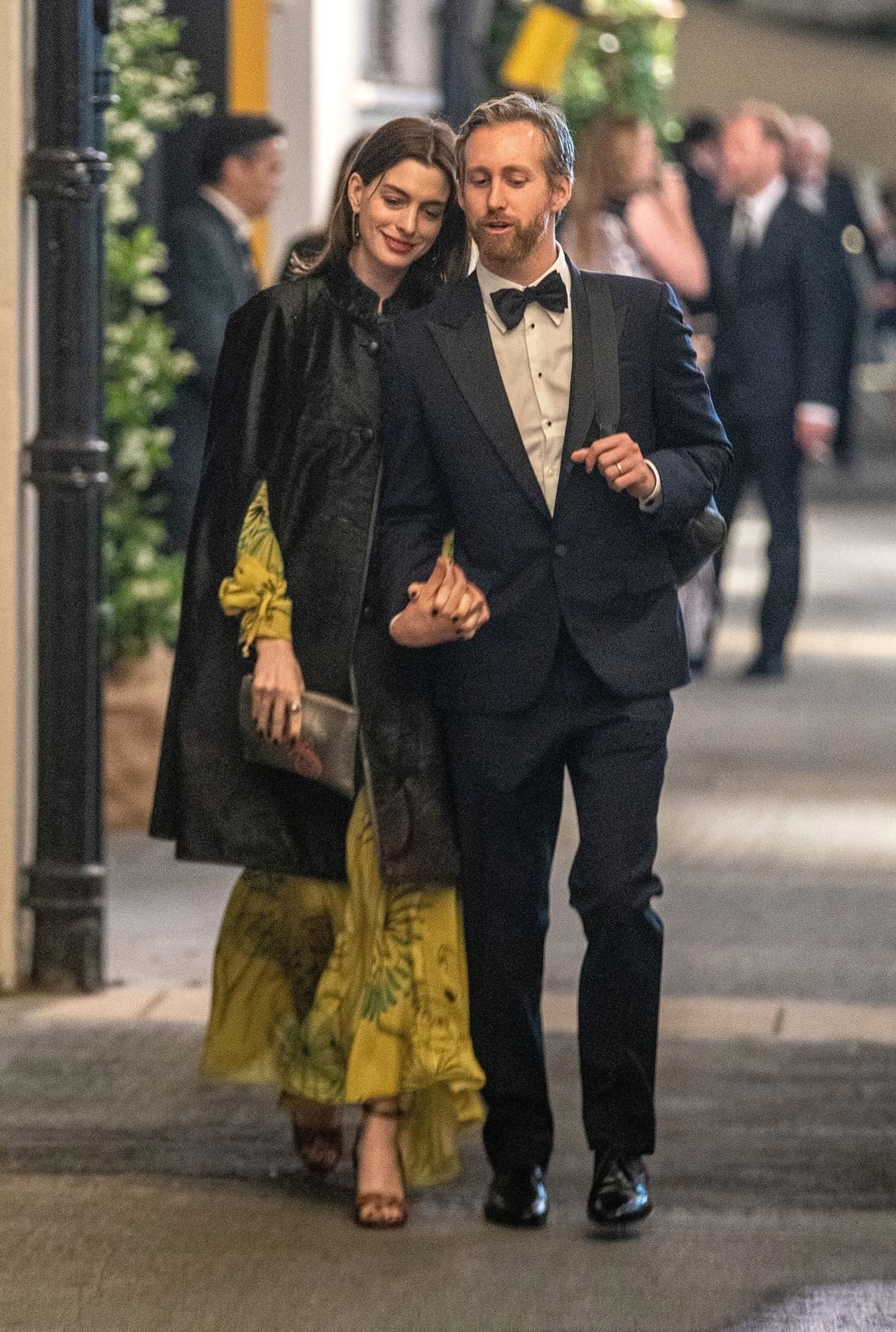 A la pareja se le pudo observar disfrutando de la caminata nocturna tomados de la mano.