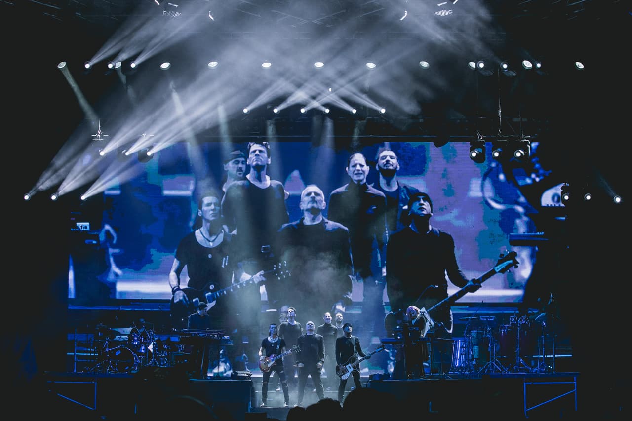 Tocó el turno para el español Miguel Bosé, quien también es un ídolo en tierras colombianas y desde el inicio de su espectáculo dejó claro por qué es uno de los cantantes más importantes del pop en español.