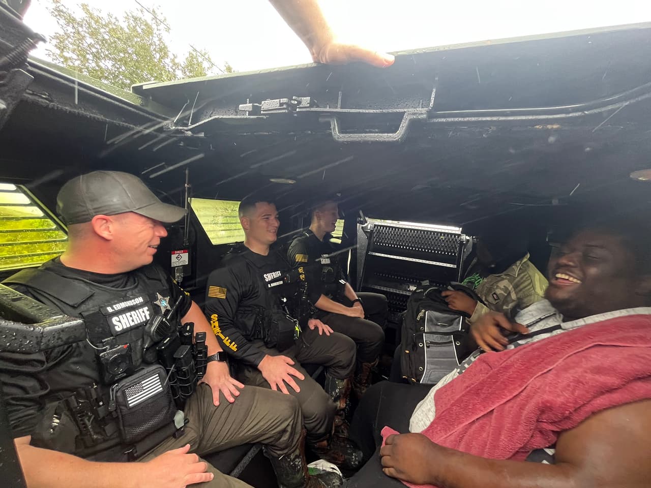 Los residentes agradecieron a los agentes por ayudarlos a salir de sus hogares que quedaron sumergidos en el agua por el paso del huracán Ian por Florida.