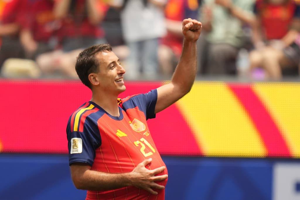 El español Mikel Oyarzabal celebra tras marcar el primer gol del partido. (Foto AP/Andre Penner)