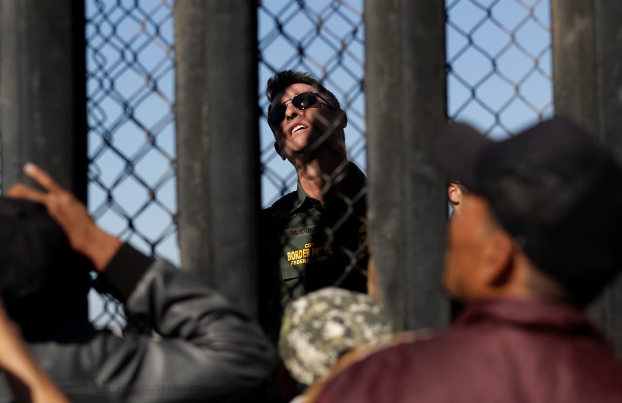 Los migrantes se han comunicado con algunos oficiales de la patrulla fronteriza, quienes pacientemente vigilan el otro lado de la barda.