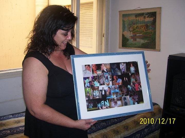 Fotos, autógrafos y buenos recuerdos del cantante son atesorados por estas fans que hacen todo por él.