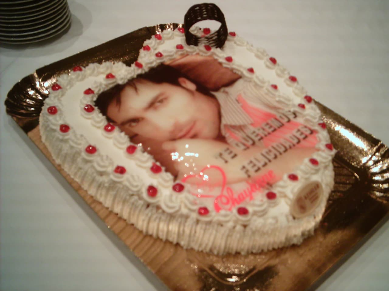 Por supuesto, nunca está demás un buen pastel para desearle feliz cumpleaños y de paso declararle todo su amor.