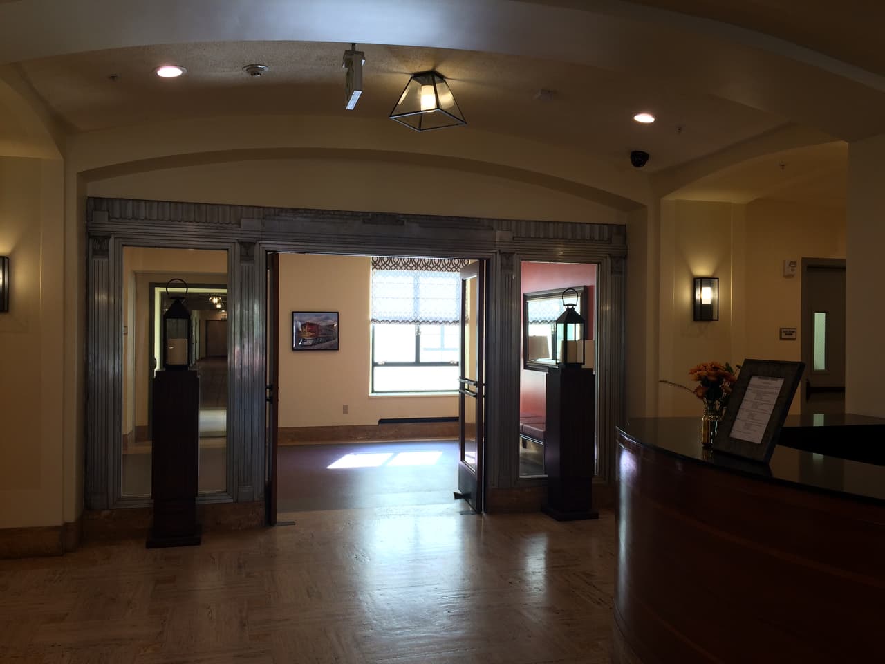 El autor entrevistó a dos investigadoras paranormales que viajaron desde Nueva York para explorar el antiguo hospital. Las mujeres obtuvieron acceso al edificio y equipadas con sus cámaras y herramientas entraron a los pasillos subterráneos.