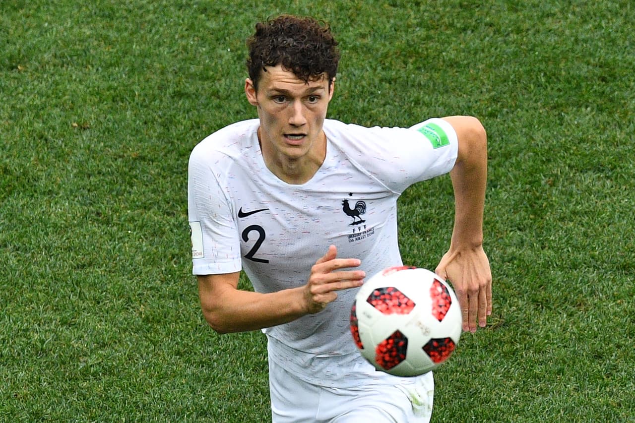 Las negociaciones por Benjamin Pavard no cesan. Bayern Múnich y PSG son los equipos que toman la ventaja por él, siendo el francés el que en este momento está más cerca según los últimos reportes.