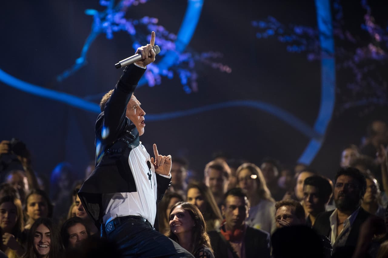 "Hola muchas gracias por estar aquí, para mí es una noche especial, es algo que estuvimos pensando desde hace unos meses y queríamos que ustedes fueran parte de esto, espero que se diviertan mucho, cantemos juntos y que disfruten mucho", fueron las palabras que pronunció Emmanuel en una de las pocas intervenciones que tuvo con el público, mientras hacían una pausa en la grabación.