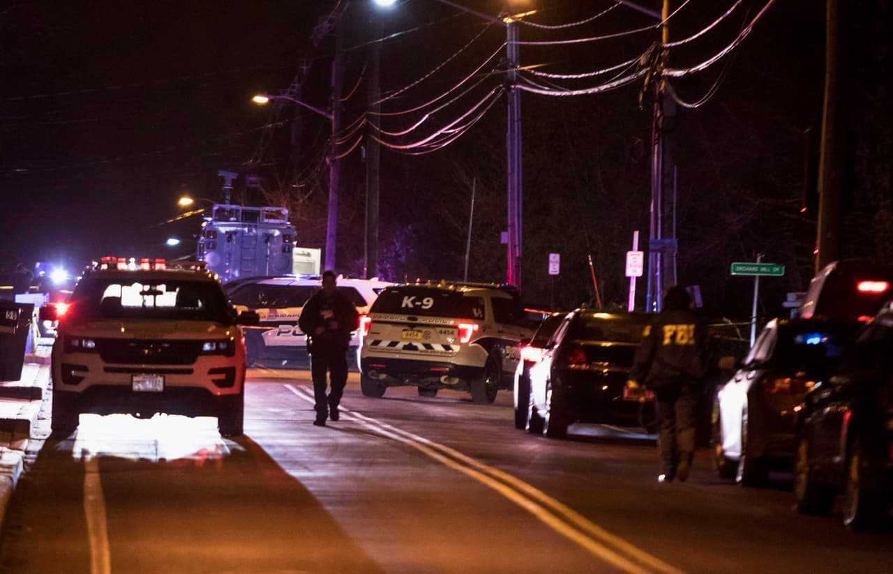 La semana pasada, la policía recibió al menos seis informes de ataques posiblemente motivados por prejuicios antijudíos. El alcalde
<b><a href="https://www.univision.com/temas/bill-de-blasio">Bill de Blasio</a></b> dijo el viernes que la presencia policial aumentaría en los vecindarios de Brooklyn donde viven grandes poblaciones judías.