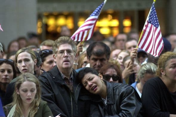 El 11 de septiembre Estados Unidos fue víctima de horrendos ataques terroristas: Al Qaeda secuestró e impactó cuatro aviones contra varios objetivos y que causaron la muerte y destrucción, siendo el episodio que precedería a la guerra de Afganistán y a la adopción por el Gobierno estadounidense y sus aliados de la política denominada de Guerra contra el terrorismo. Los atentados fueron cometidos por diecinueve miembros de la red yihadista Al-Qaida,1 divididos en cuatro grupos de secuestradores, cada uno de ellos con un terrorista piloto que se encargaría de pilotar el avión una vez ya reducida la tripulación de la cabina. Los aviones de los vuelos 11 de American Airlines y 175 de United Airlines fueron los primeros en ser secuestrados, siendo ambos estrellados contra las dos torres gemelas del World Trade Center, el primero contra la torre Norte y el segundo poco después contra la Sur, provocando que ambos rascacielos se derrumbaran en las dos horas siguientes.2 3 El tercer avión secuestrado pertenecía al vuelo 77 de American Airlines y fue empleado para ser impactado contra una de las fachadas del Pentágono, en Virginia. El cuarto avión, perteneciente al vuelo 93 de United Airlines, no alcanzó ningún objetivo al resultar estrellado en campo abierto, cerca de Shanksville, en Pensilvania, tras perder el control en cabina como consecuencia del enfrentamiento de los pasajeros y tripulantes con el comando terrorista.