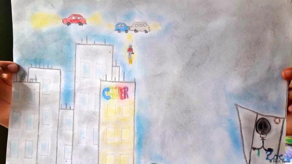 <b>El smog de los autos voladores.</b> En el futuro habrá autos voladores, pero serán tan contaminantes como los de hoy en día. Debido a la polución, el cielo será más gris que azul. La gente ha olvidado cuán importante es la naturaleza y los últimos árboles serán derribados. Según Paloma, de 10 años, para que eso ocurra no será siquiera necesario esperar 50 años, sino solo 15.