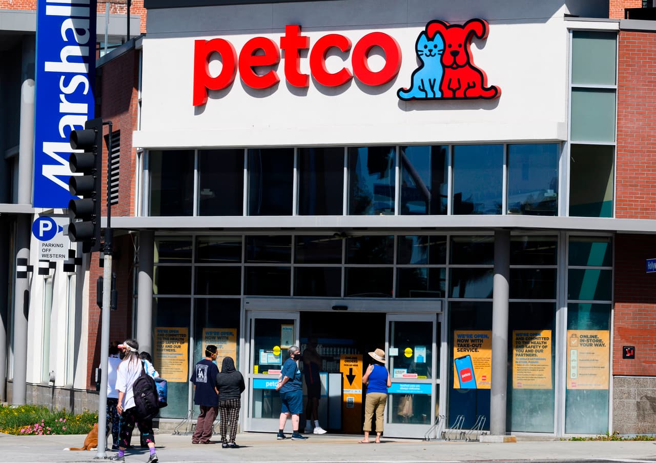<b>Petco</b>
<br>Cerrará durante Thanksgiving (jueves 23 de noviembre), pero abrirá en Black Friday (viernes 24 de noviembre).