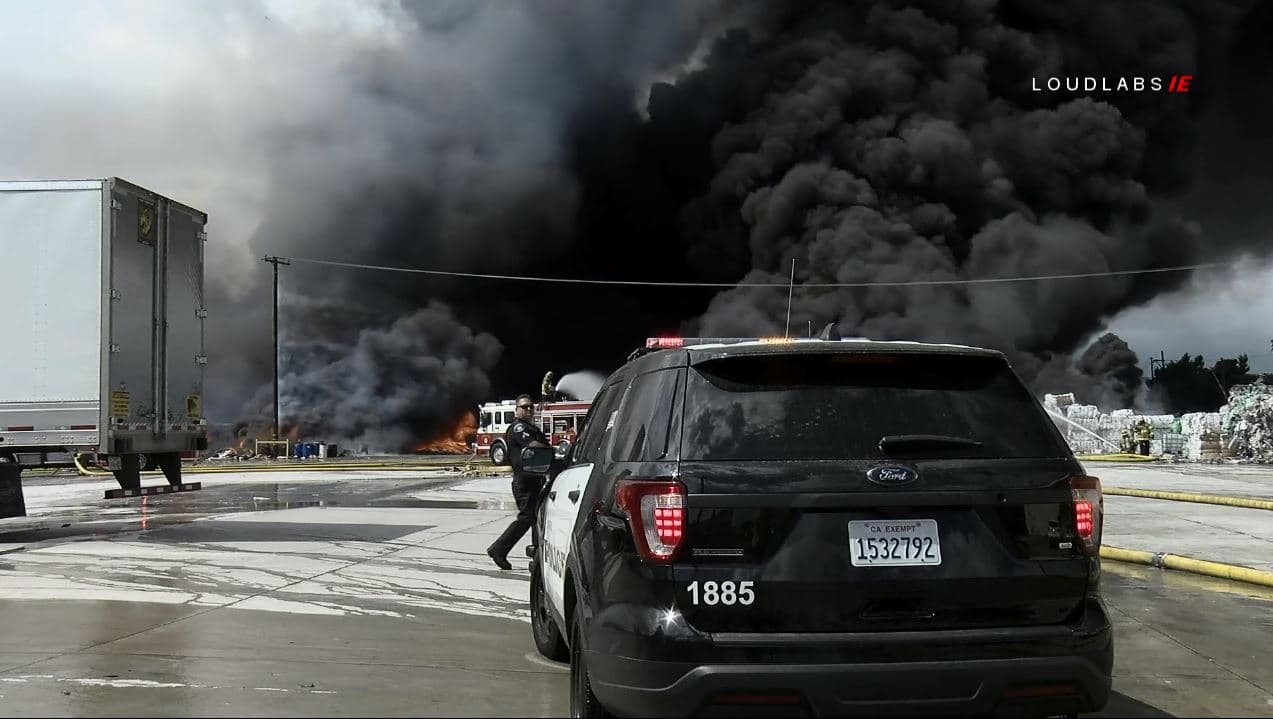 De acuerdo con las autoridades no se reportan heridos, pero las llamas pudieran afectar edificios cercanos al centro.