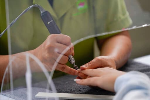 Las medidas de prevención impuestas por las autoridades de salud de California, obliga a los negocios a desinfectar con equipos luego de ser usados con cada cliente.