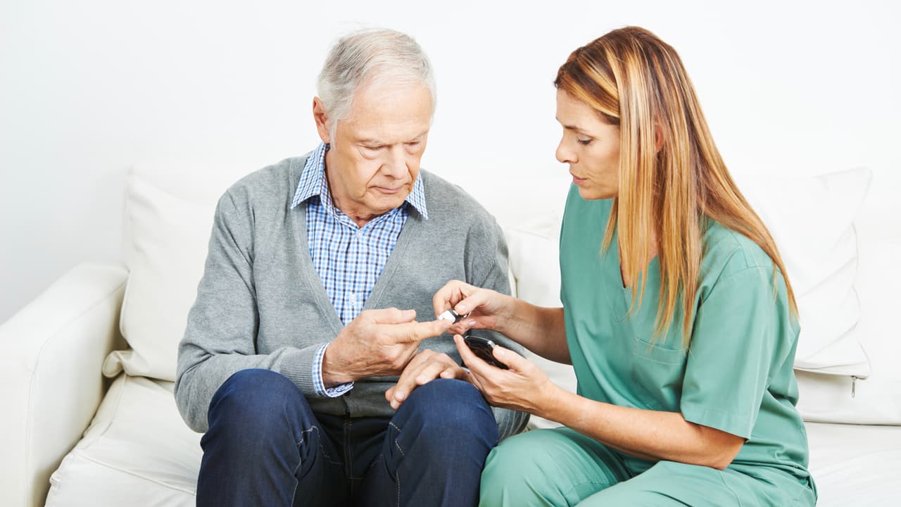 <b>Diabetes.</b>
<br>
<br>La diabetes es una enfermedad con la que controlada permite a sus víctimas vivir vidas normales y productivas. La mayoría de los conductores diabéticos 
<b>son conductores seguros. </b>Sin embargo, esta condición puede crear complicaciones que pueden llegar a dificultar la conducción de vehículos de motor. Una diabetes descuidada resultará en cambios inicialmente sutiles pero importantes que harán que el manejo sea peligroso, como el sueño y la confusión que pueden causar subidas y caídas súbitas en el nivel de azúcar en la sangre, o daños en la vista y la falta de sensación en pies y manos los que puede dificultar el control de los pedales y el volante.