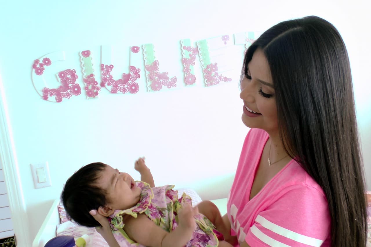 ¡Qué imagen más conmovedora! Ana arrullando a la princesa.