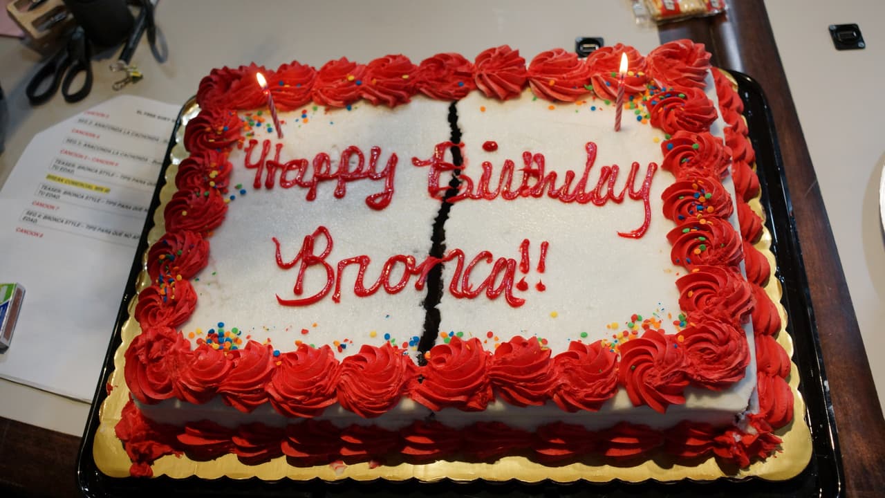 La Bronca cumplió años y se armó una fiesta en la cabina del Free-guey show.