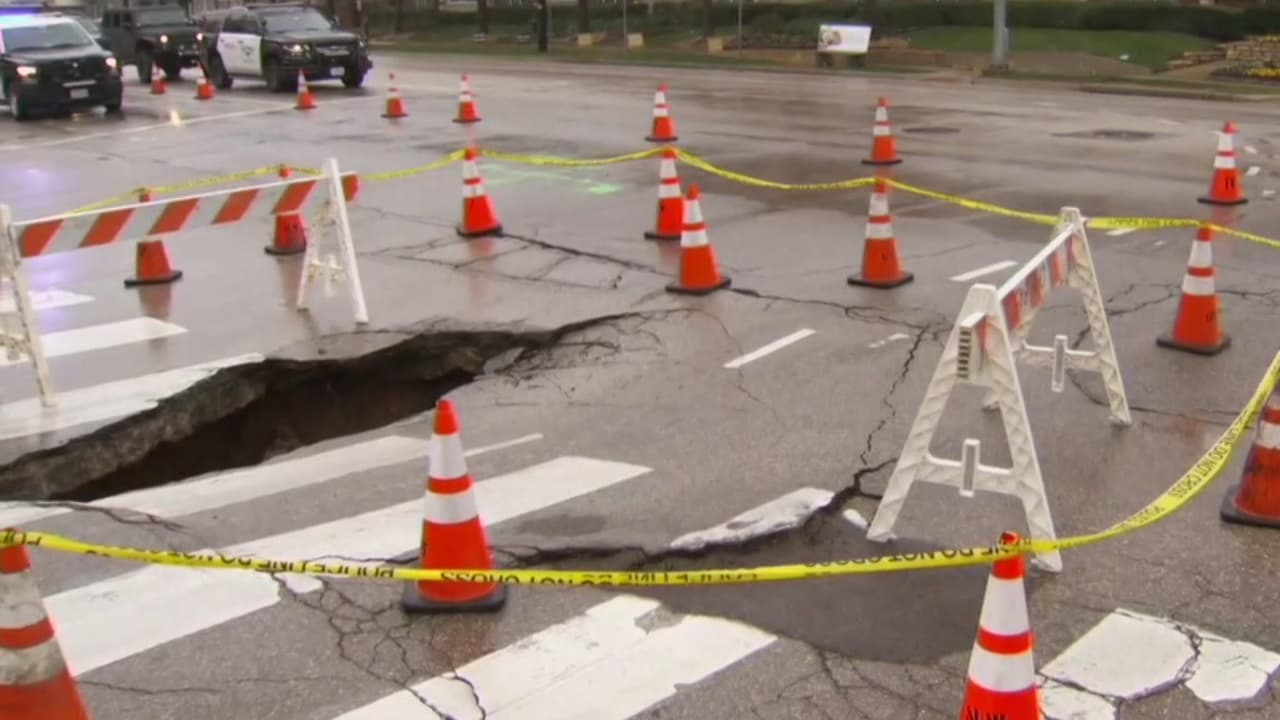 Un socavón en Fort Worth provoca el cierre de una calle que puede durar semanas, según autoridades