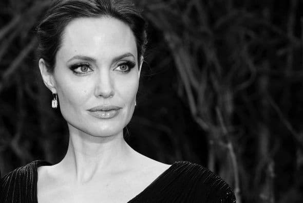 50.- ANGELINA JOLIE: Actriz estadounidense, directora de cine y guionista. Fue nombrada la actriz mejor pagada de Hollywood por la revista Forbes en 2009, y es conocida por promover causas humanitarias.
