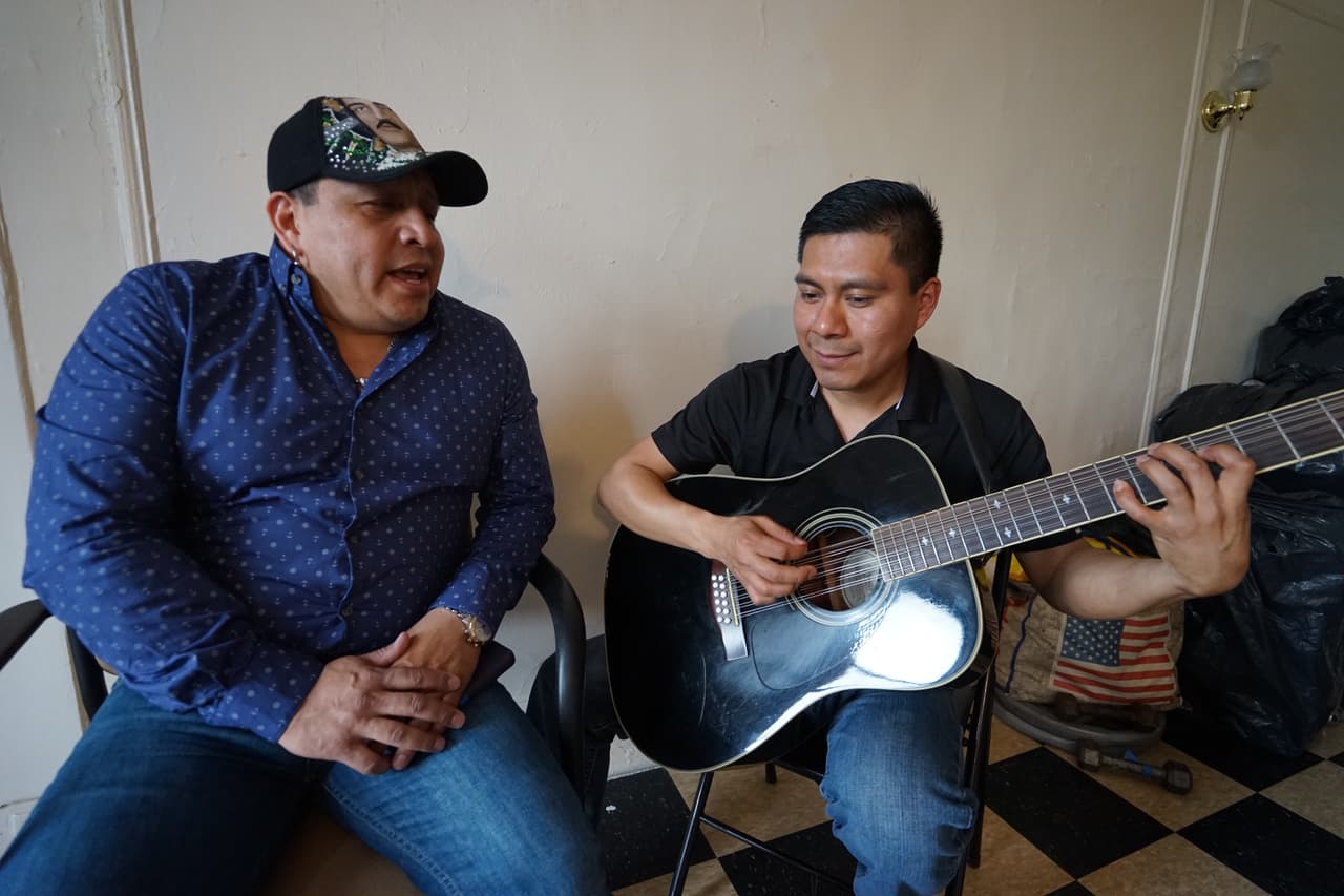 Abelardo Ramírez y su guitarrista Fernando Neri explican la importancia del narcocorrido.