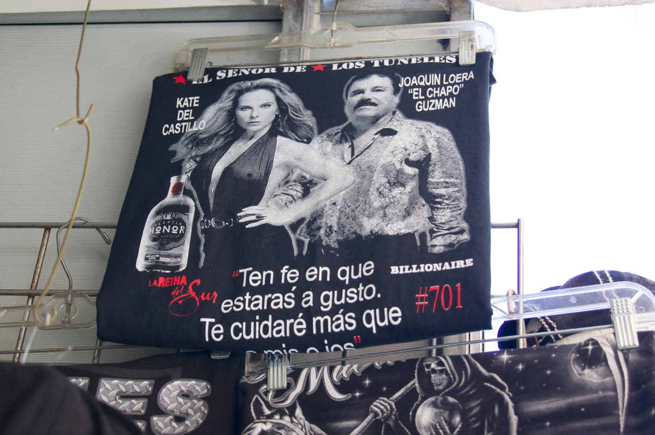 Hasta los mensajes de texto que intercambiaron El Chapo y Kate del Castillo aparecen en camisas vendidas en NY.