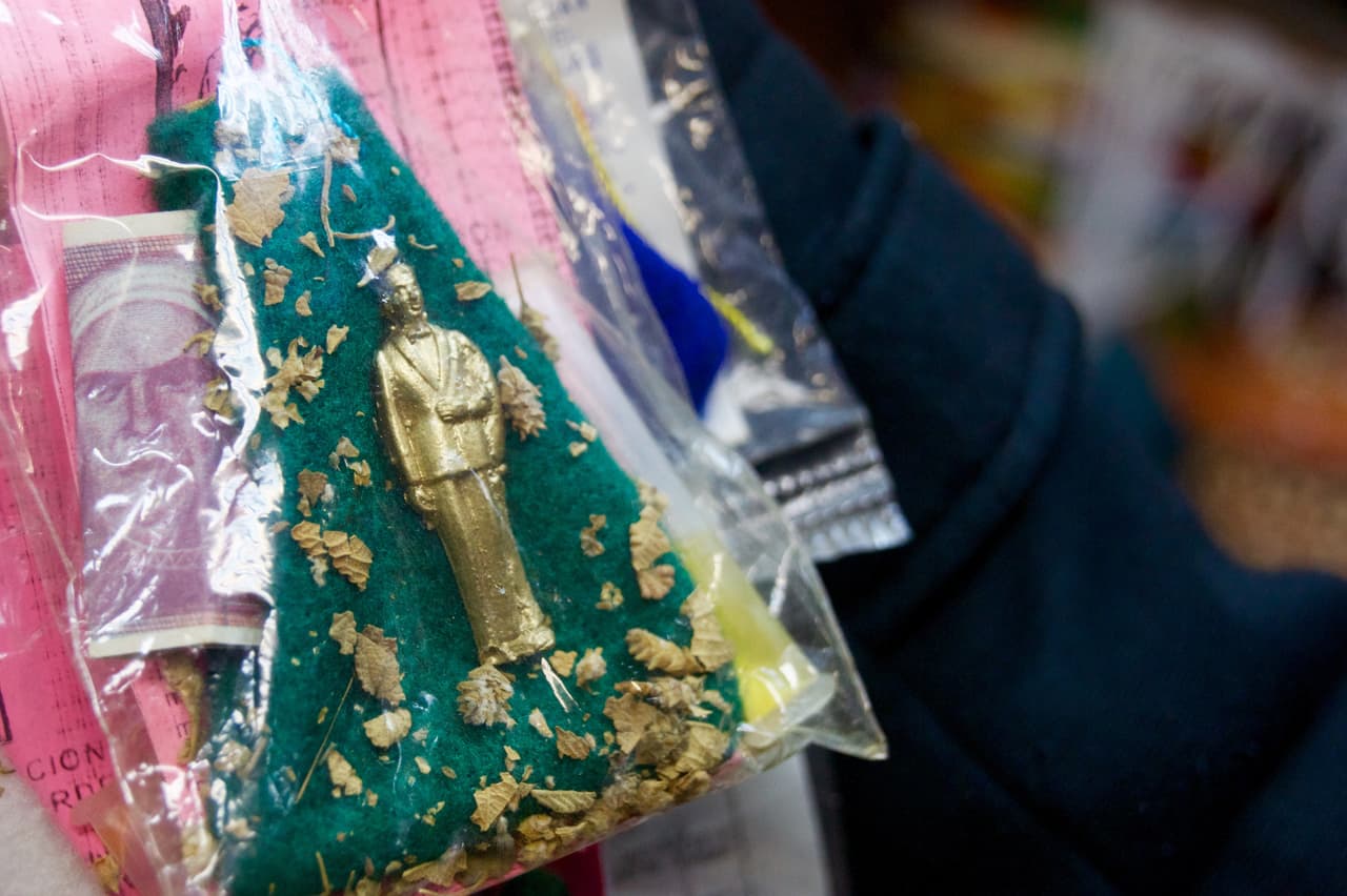 Amuletos como este de Malverde son adquiridos por quienes buscan un milagro.