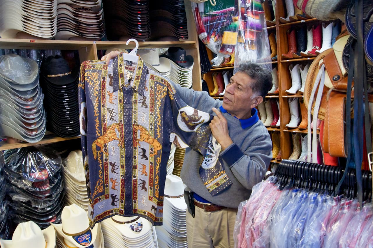 Jorge Orduña muestra el estilo de camisa que usaba el verdadero "señor de los cielos", Amado Carrillo Fuentes, quien fuera líder del Cartel de Juárez.