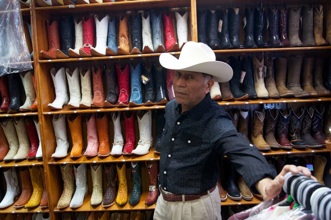 Jorge Orduña dice que las prendas alusivas a los capos se comercializan más que otra mercancía.